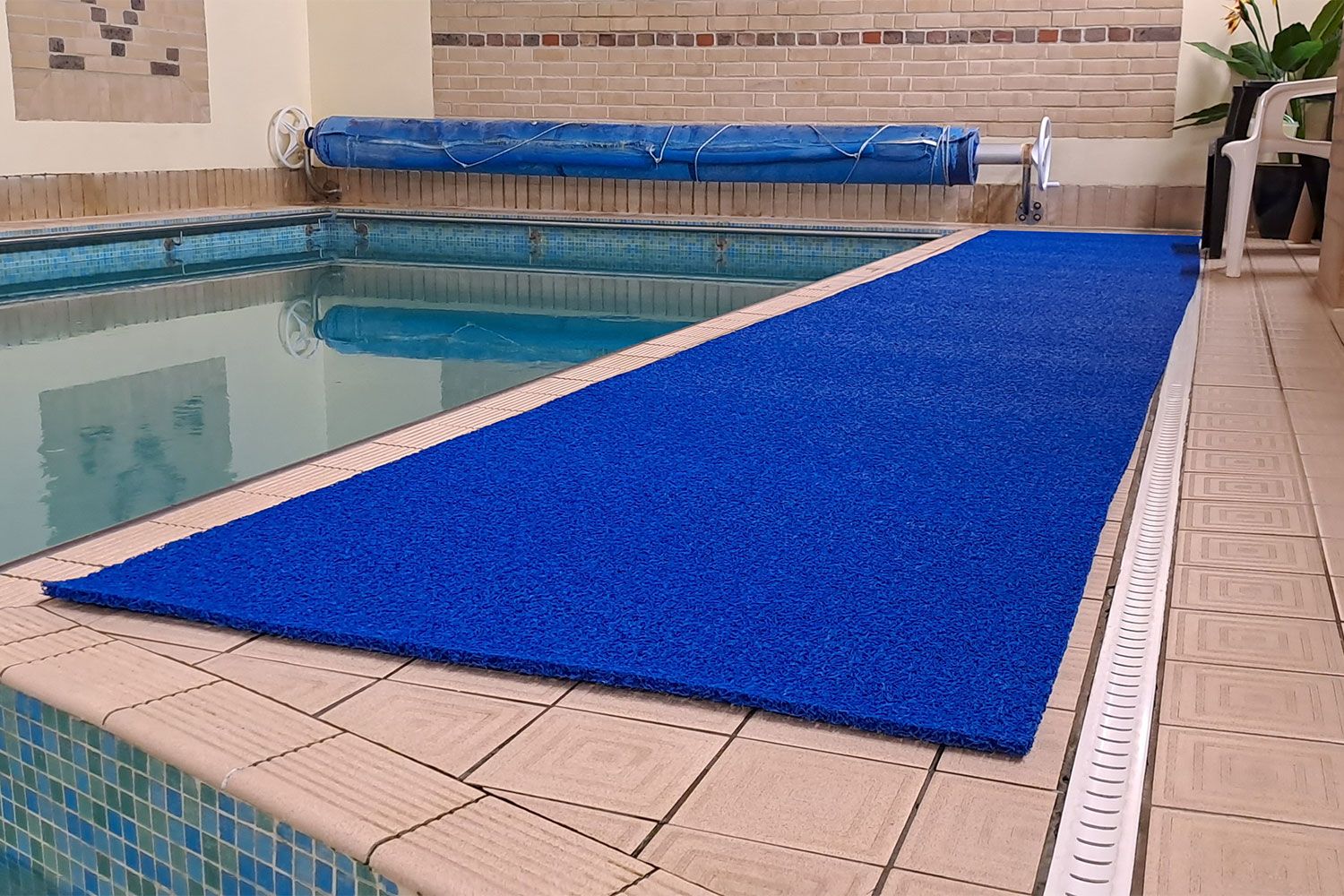 Trapwell Spaghetti Comfort blue wet area matting around a swimming pool